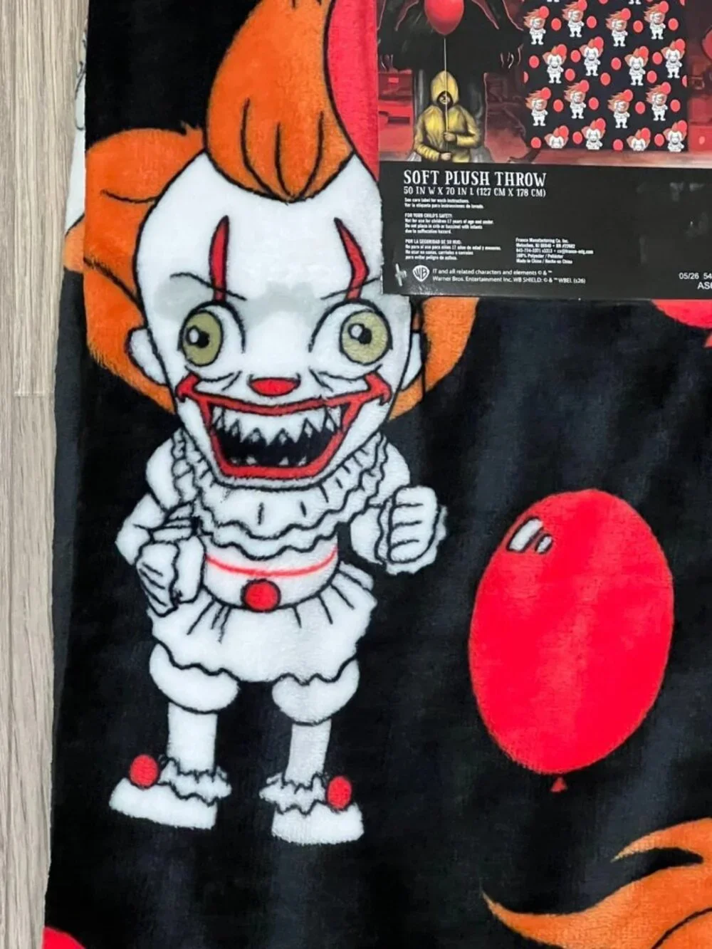 IT PENNYWISE Black Red Balloon Plush Throw Blanket 50x70 Horror WB Halloween NWT